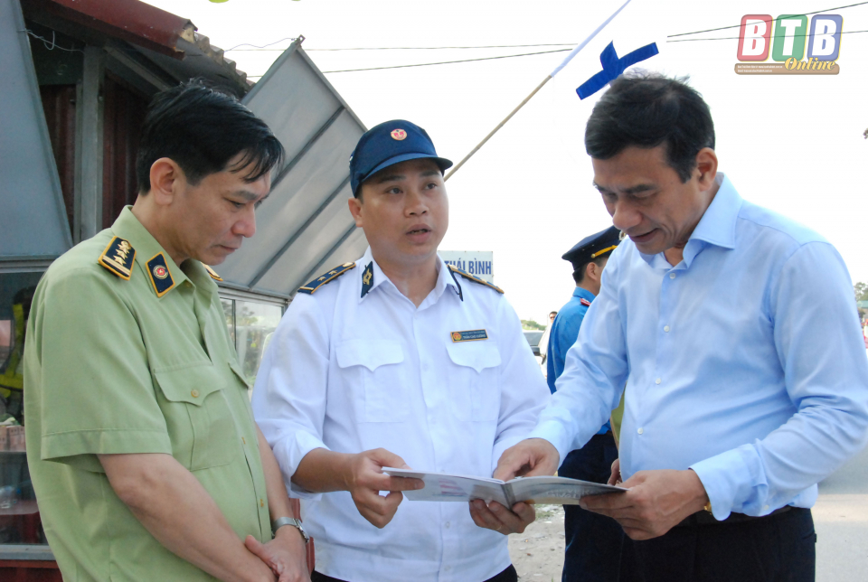 Đồng chí Đặng Trọng Thăng - Chủ tịch UBND tỉnh và Đoàn công tác phòng, chống dịch tả lợn Châu Phi tại địa bàn huyện Quỳnh Phụ