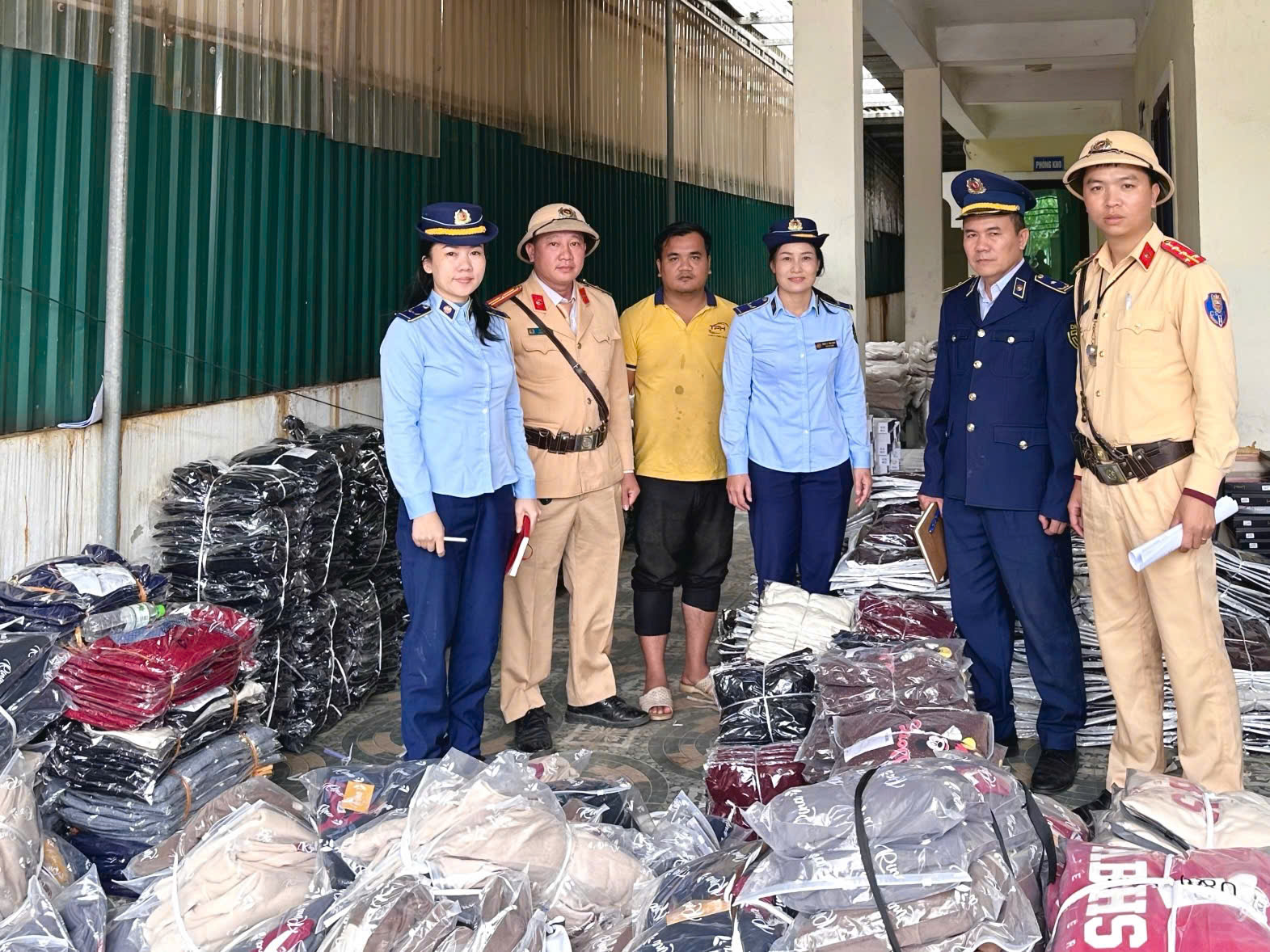 Phát hiện xe tải vận chuyển số lượng lớn quần áo không rõ nguồn gốc, xuất xứ